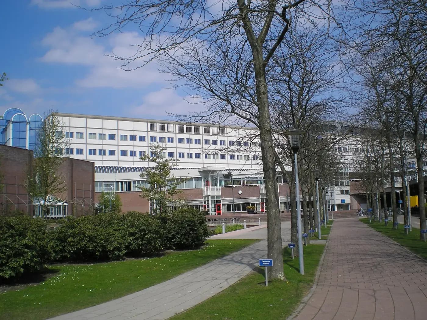 Het hoofdgebouw van het UMC Utrecht aan de Heidelberglaan, gezien vanaf het voetpad (2013)