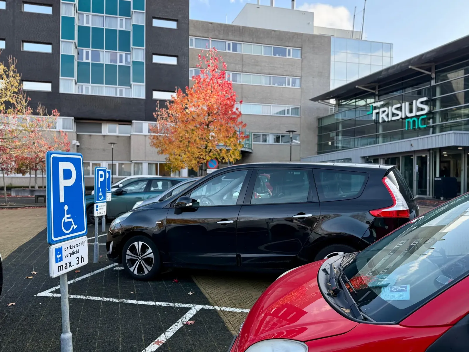 Gehandicaptenparkeerplaatsen voor de hoofdingang van Frisius MC Heerenveen
