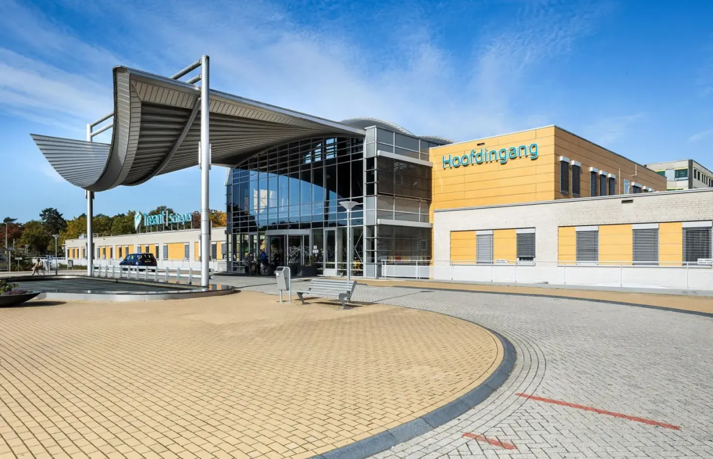 Hoofdingang van ziekenhuislocatie Scheper in Emmen met de golvende overkapping