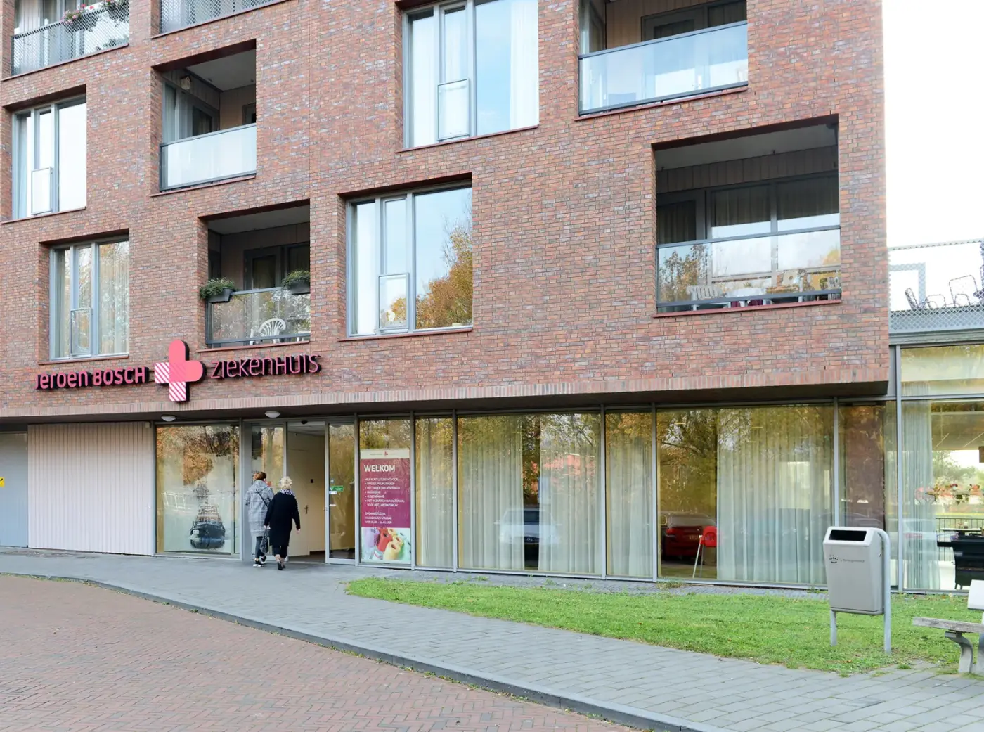 Ingang van JBZ Dichtbij Rosmalen op de begane grond van een appartementengebouw aan De Hoef