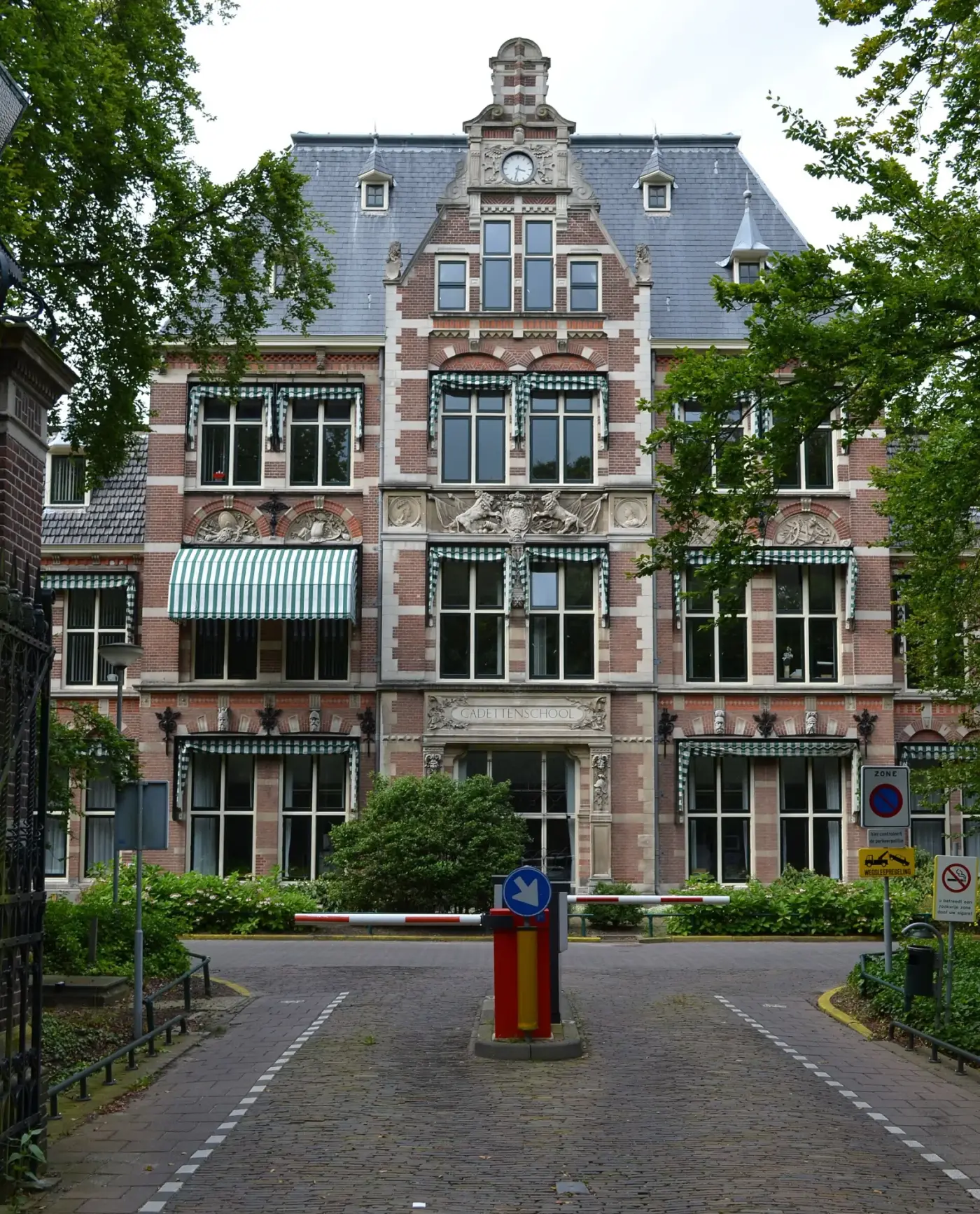 De voormalige Cadettenschool (1893) aan de Wilhelminalaan, onderdeel van het ziekenhuisterrein in Alkmaar