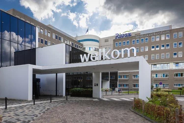 Hoofdingang van het Beatrixziekenhuis in Gorinchem met witte overkapping met 'welkom' en het gebouw met de naam Rivas beatrixziekenhuis