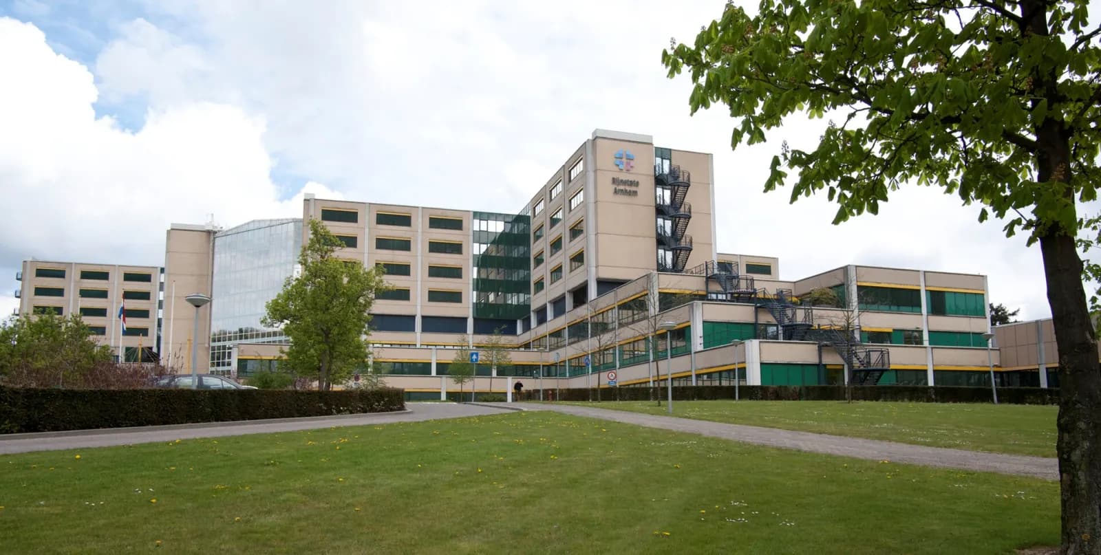 Het hoofdgebouw van Rijnstate Arnhem met grasveld op de voorgrond