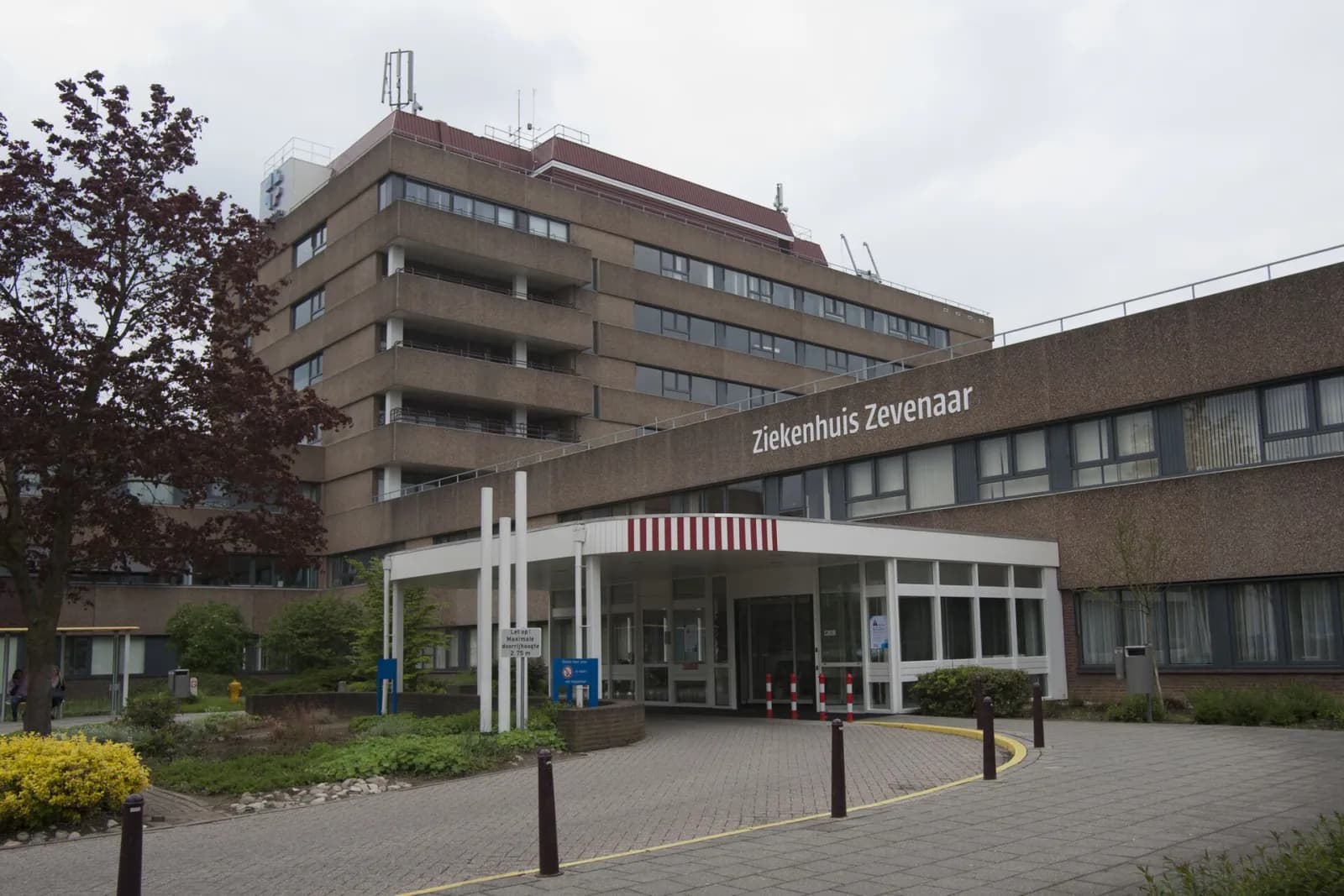 Hoofdingang van het ziekenhuis in Zevenaar met de gevelletters 'Ziekenhuis Zevenaar'
