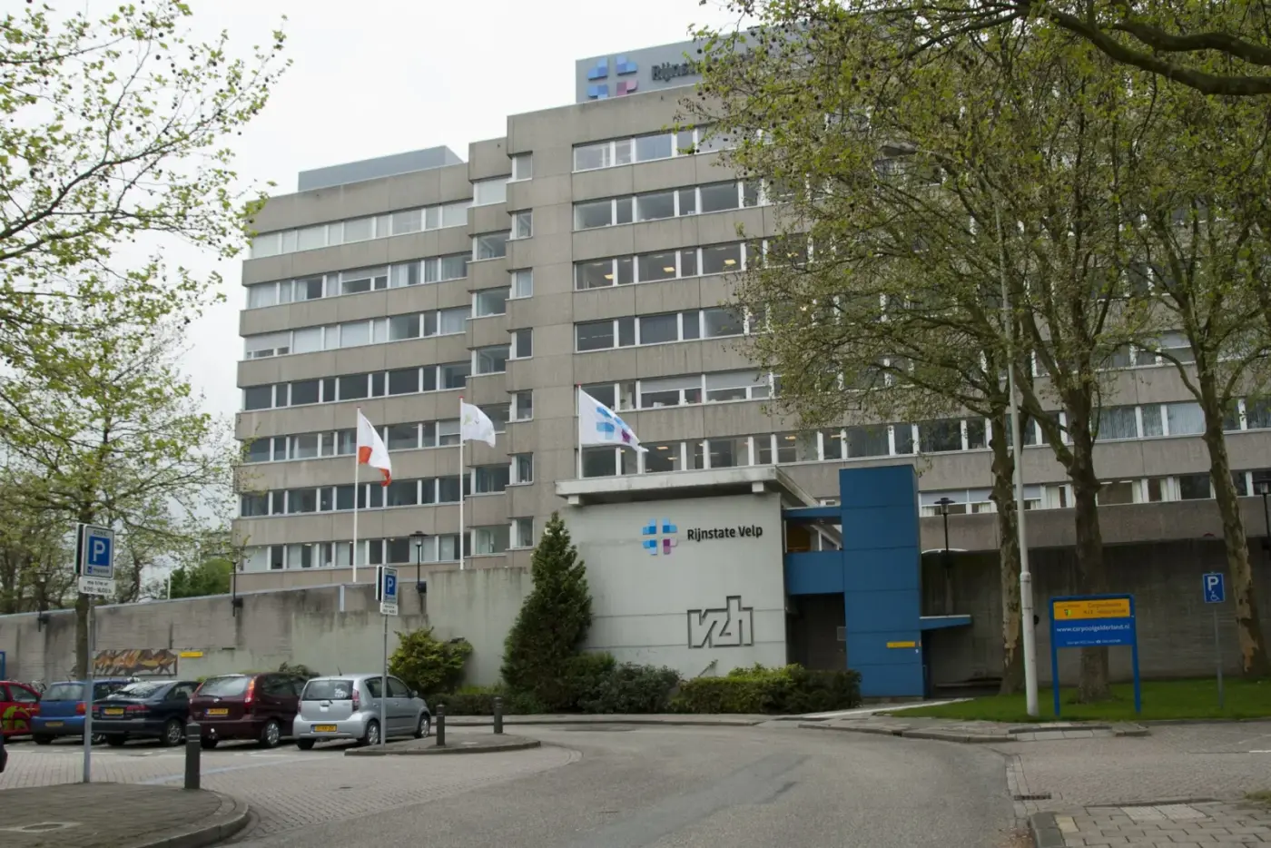 Het ziekenhuisgebouw van Rijnstate in Velp met vlaggen en logo bij de ingang (foto uit 2012)