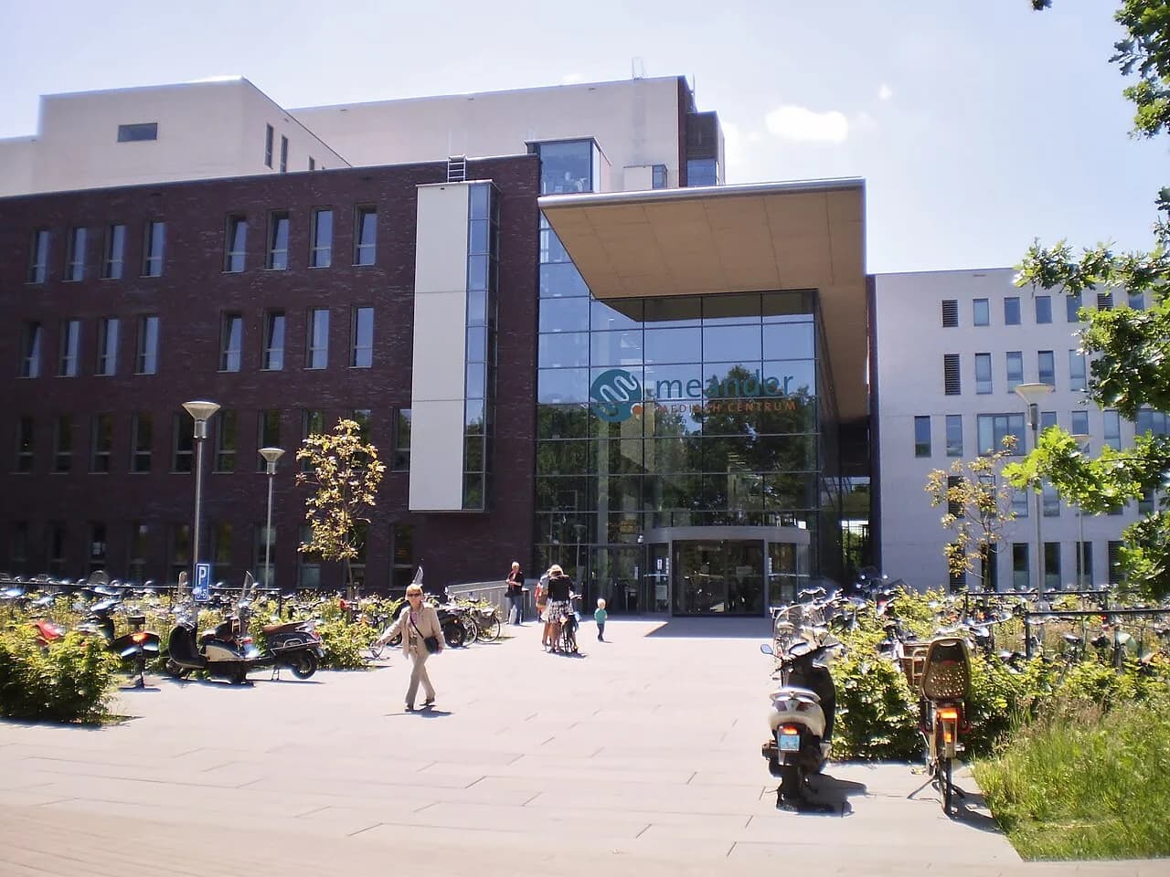 Hoofdingang van Meander Medisch Centrum aan de oostzijde, met plein en fietsenstalling (2015)