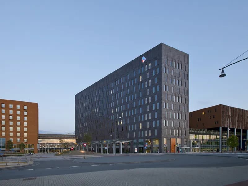 Hoofdgebouw van het Albert Schweitzer ziekenhuis, locatie Dordwijk, met de hoge donkere toren en het logo