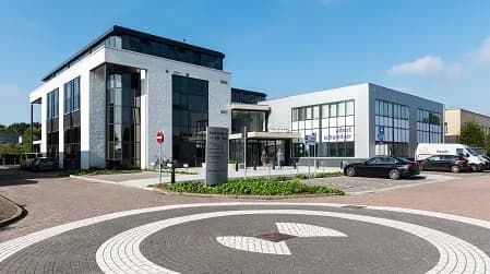 Gebouw van het Albert Schweitzer ziekenhuis, locatie Sliedrecht, met de ingang en een rotonde ervoor