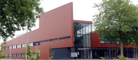 Gezondheidscentrum GOED Ridderkerk met rode gevel en glazen entree