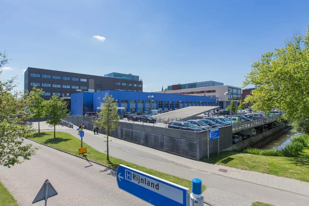 Het ziekenhuis in Alphen aan den Rijn met de parkeergarage en de toegangsweg (foto uit 2013, toen Rijnland Ziekenhuis)