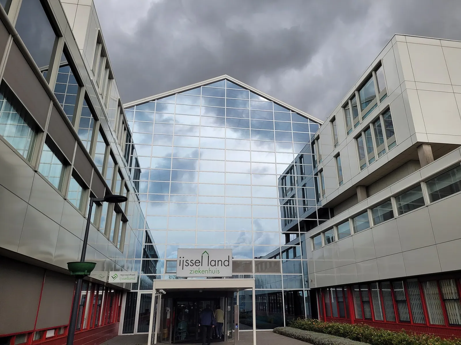 Voorgevel van het IJsselland Ziekenhuis met de glazen hal en de hoofdingang