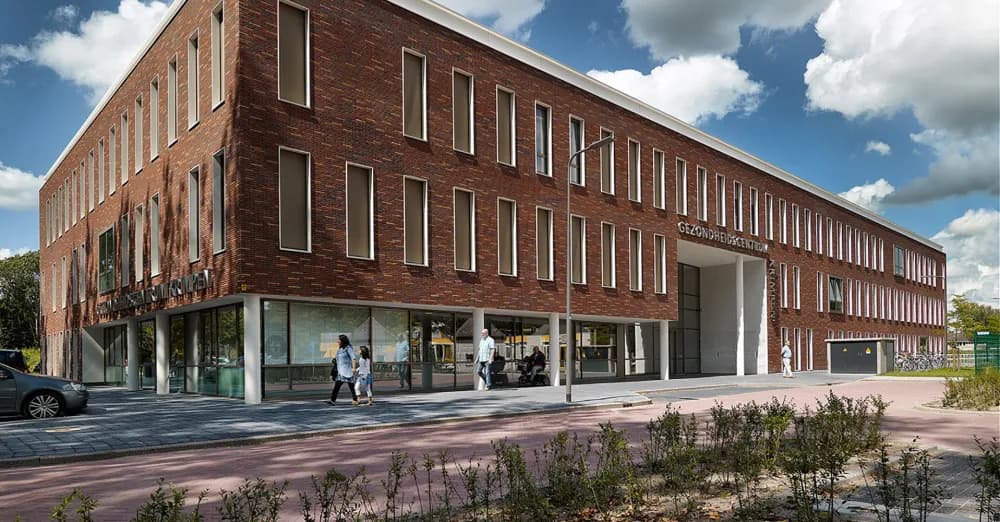 Gezondheidscentrum Krimpen aan de Groenendaal, het bakstenen gebouw waarin Polikliniek Krimpen op de tweede verdieping zit