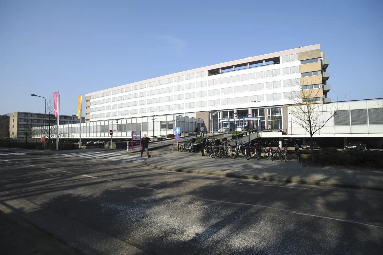 Ziekenhuisgebouw van VieCuri in Venray met fietsen en de oprit naar de hoofdingang