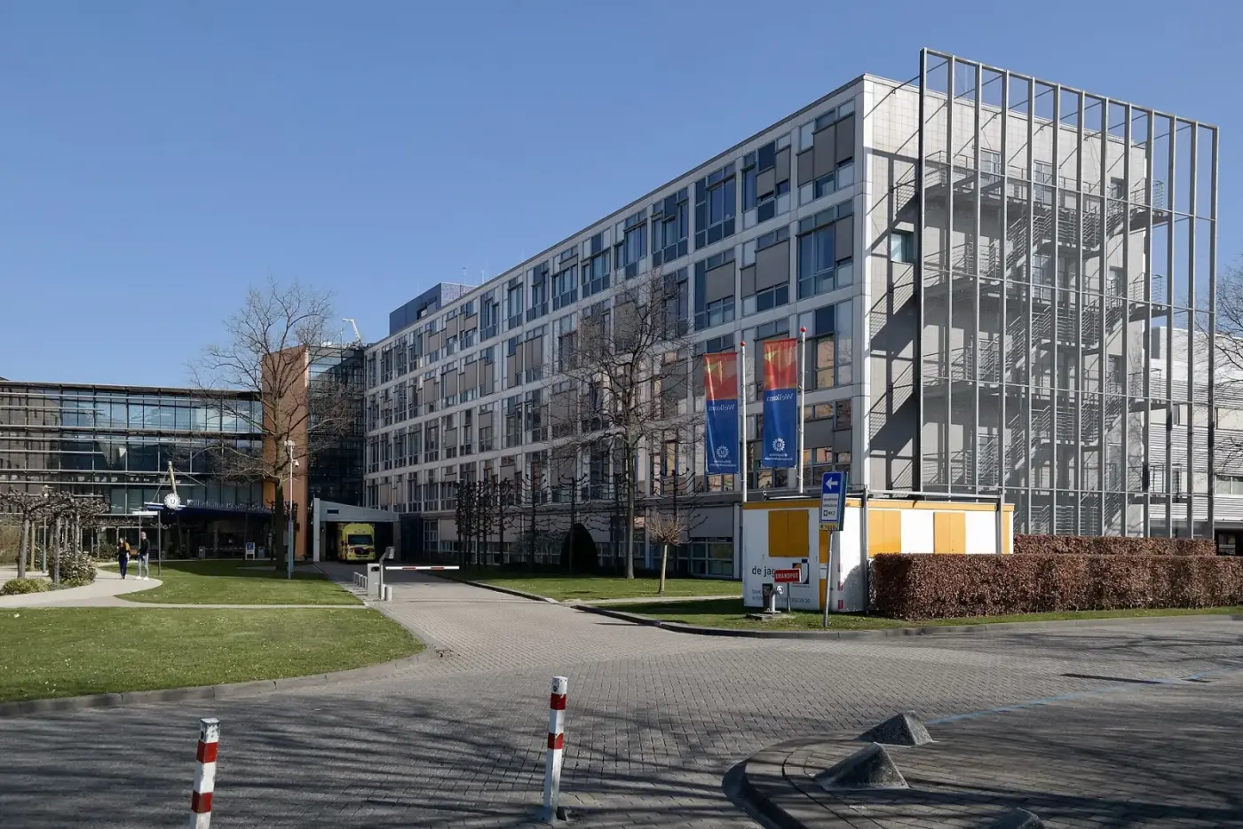 Het gebouw van het Wilhelmina Kinderziekenhuis aan de Lundlaan met de glazen trappenhuistoren (2022)