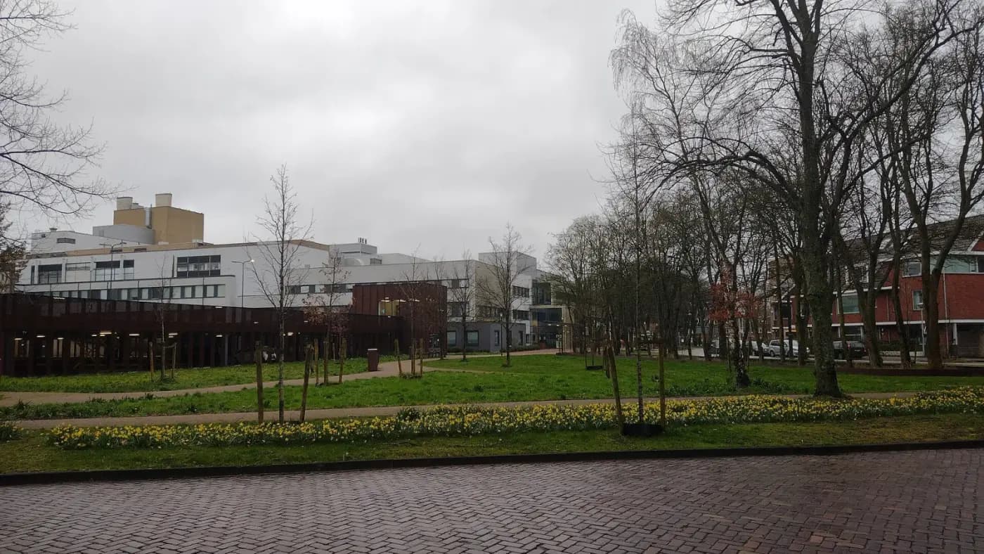 Het ziekenhuisgebouw van Alrijne Leiden gezien vanaf de Leidse Hout (2023)