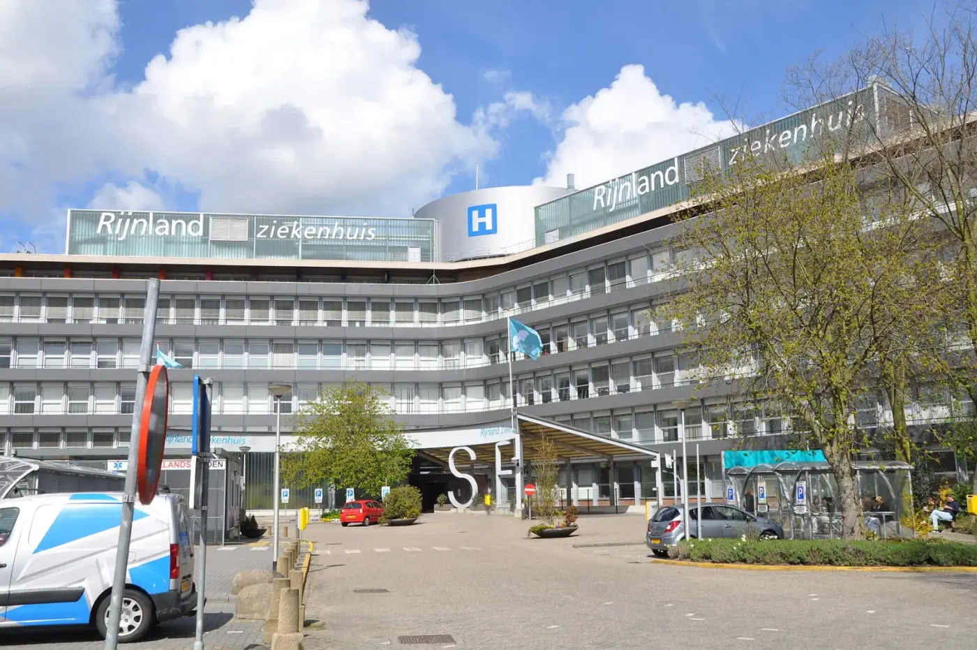 Voorkant van het ziekenhuis in Leiderdorp met de gebogen gevel (foto uit 2012, toen nog Rijnland Ziekenhuis)