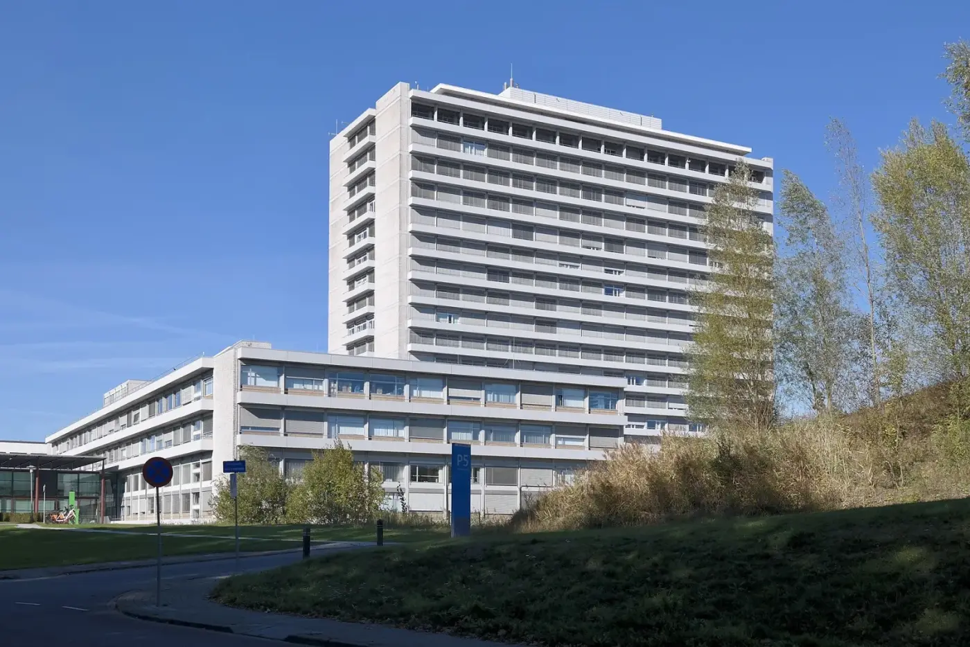 Hoogbouw en laagbouw van Zuyderland Medisch Centrum Heerlen bij blauwe lucht