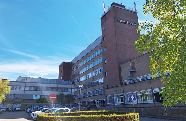 Het gebouw van het Elkerliek ziekenhuis, locatie Deurne, met parkeerplaatsen ervoor