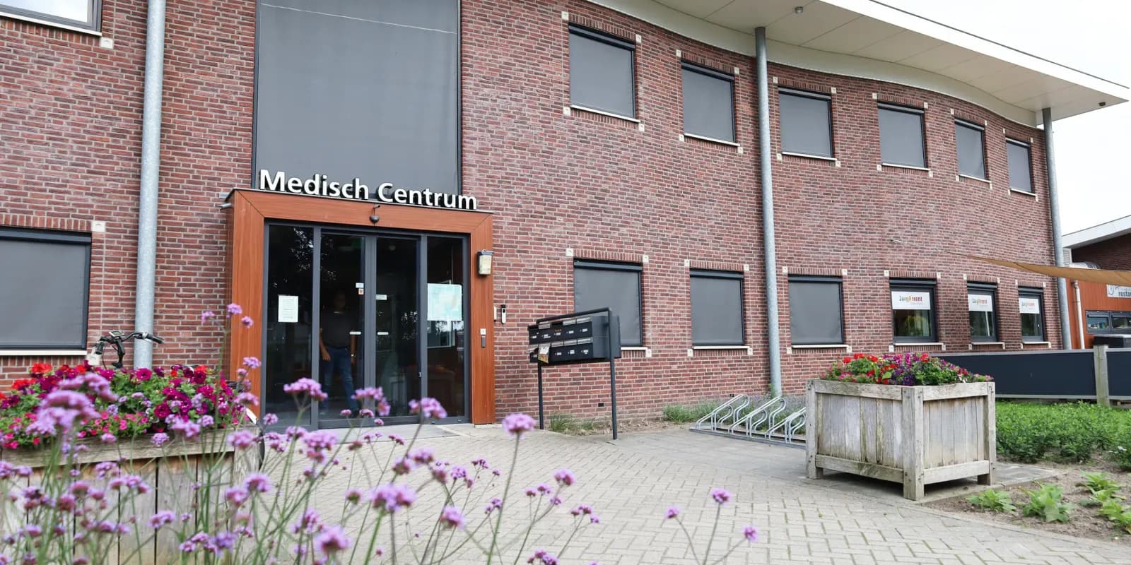Ingang met het opschrift Medisch Centrum bij Kulturhus De Klaampe in Westerhaar