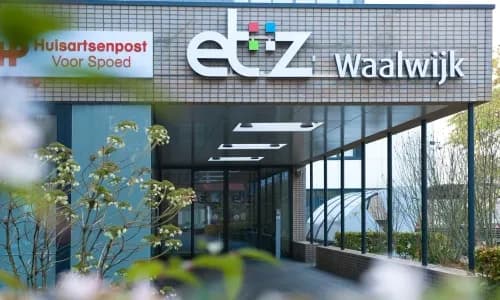 Ingang van ETZ Waalwijk met het ETZ-logo en het bord van de huisartsenpost