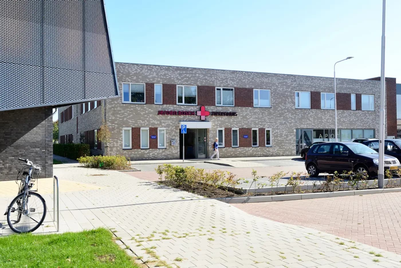 Gebouw van het Gezondheidscentrum Drunen met de ingang van het Jeroen Bosch Ziekenhuis