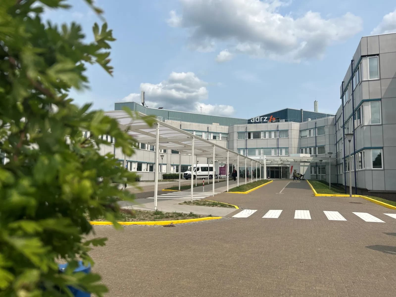 Adrz Goes met de overkapte looproute naar de hoofdingang