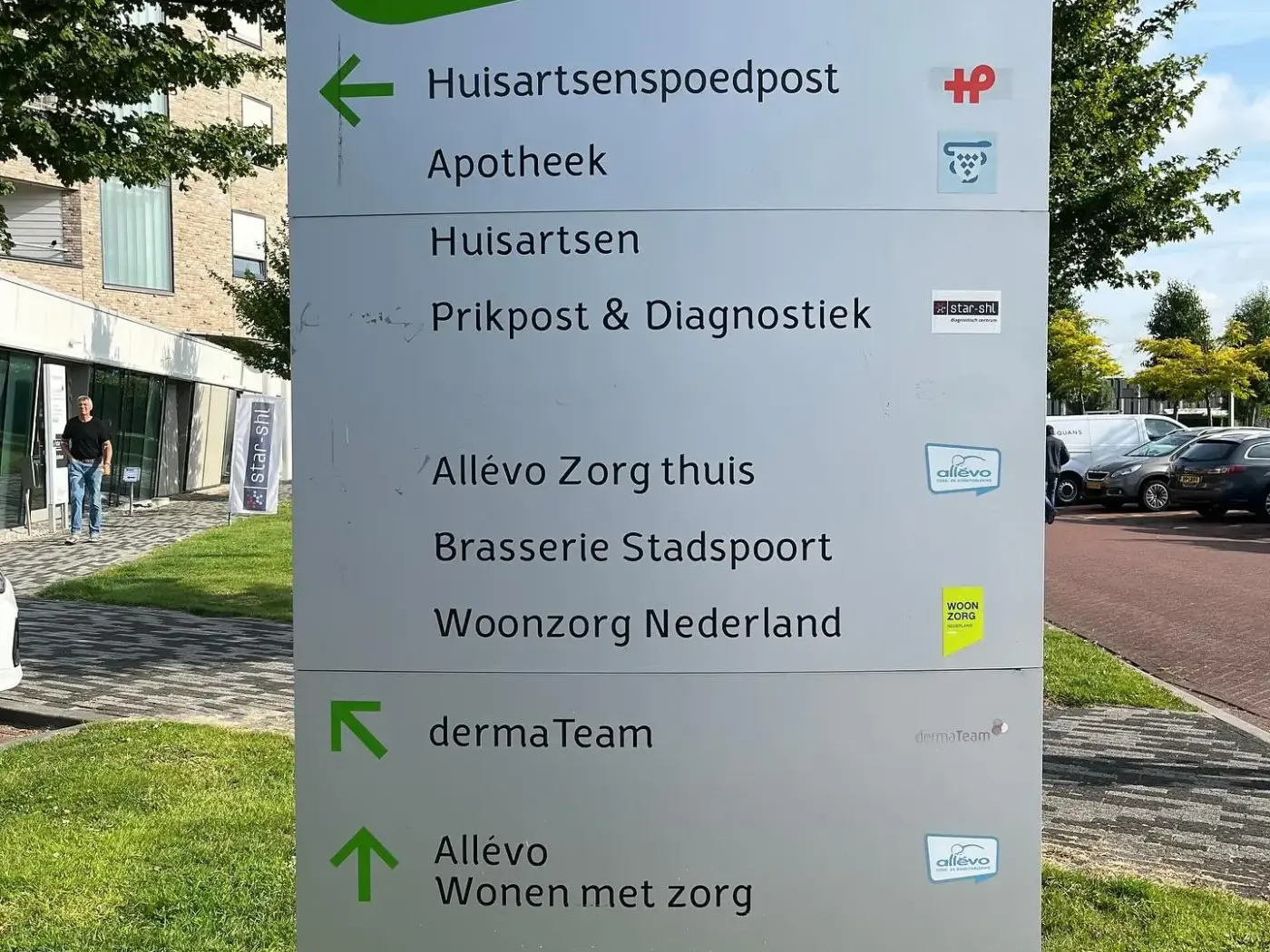 Wegwijzer bij het zorgcomplex Borrendamme in Zierikzee met onder meer huisartsenspoedpost, apotheek en prikpost