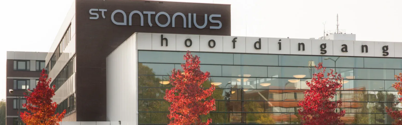 Gevel van St. Antonius Woerden met de tekst 'hoofdingang'