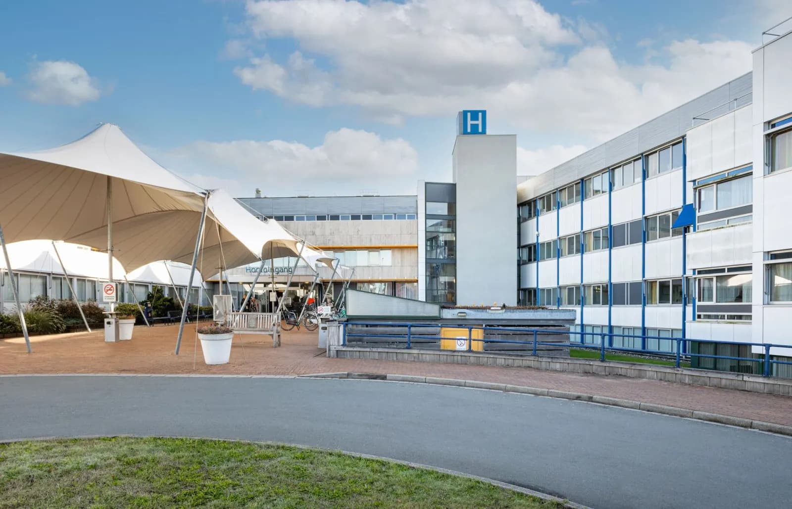 Ziekenhuislocatie Refaja in Stadskanaal met de witte overkapping bij de ingang
