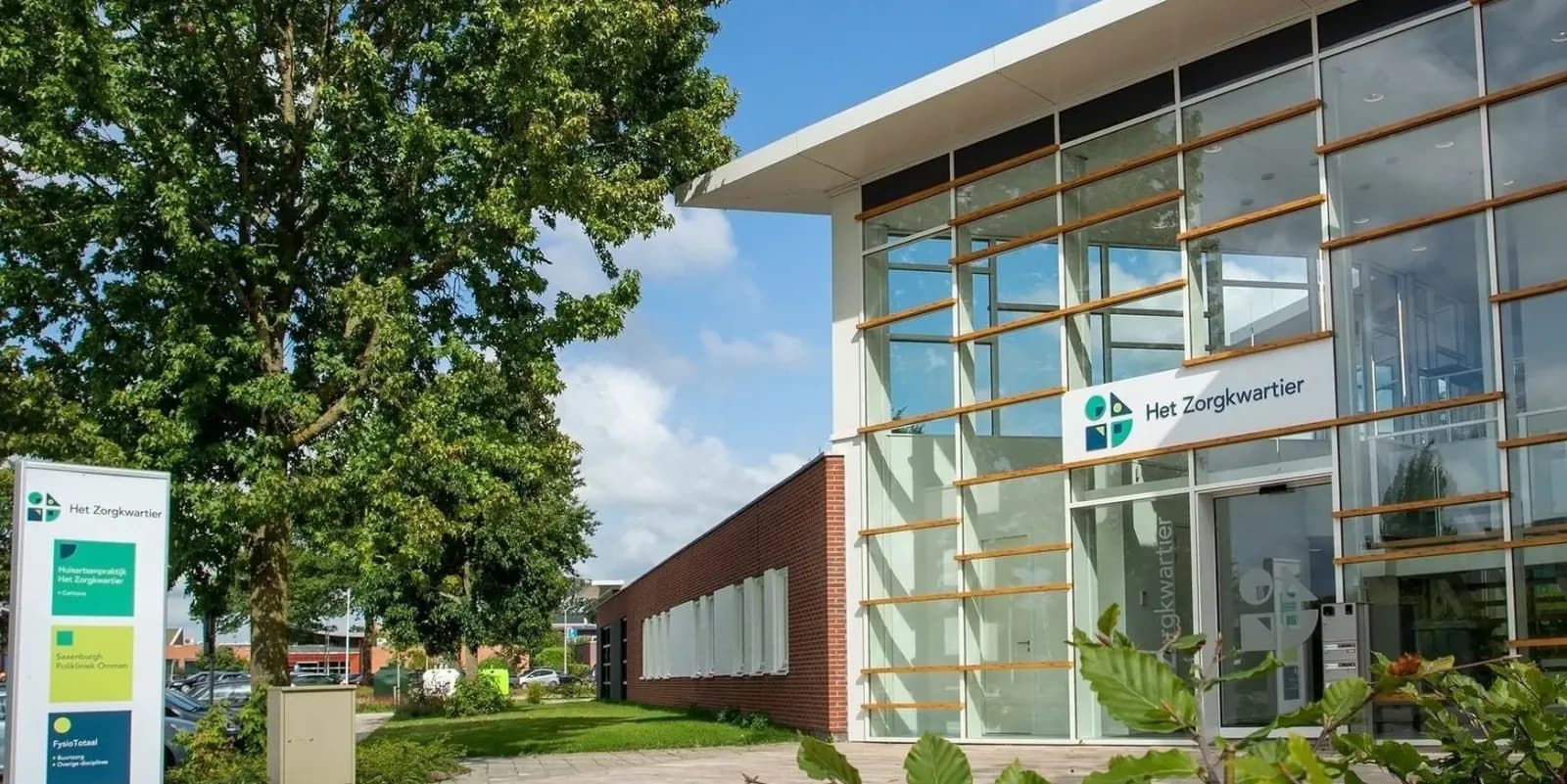Ingang van Het Zorgkwartier in Ommen, waar Saxenburgh Polikliniek Ommen zit