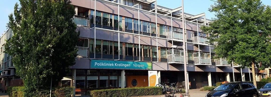 Gebouw Pniël aan de Oudedijk in Rotterdam Kralingen met het bord 'Polikliniek Kralingen'