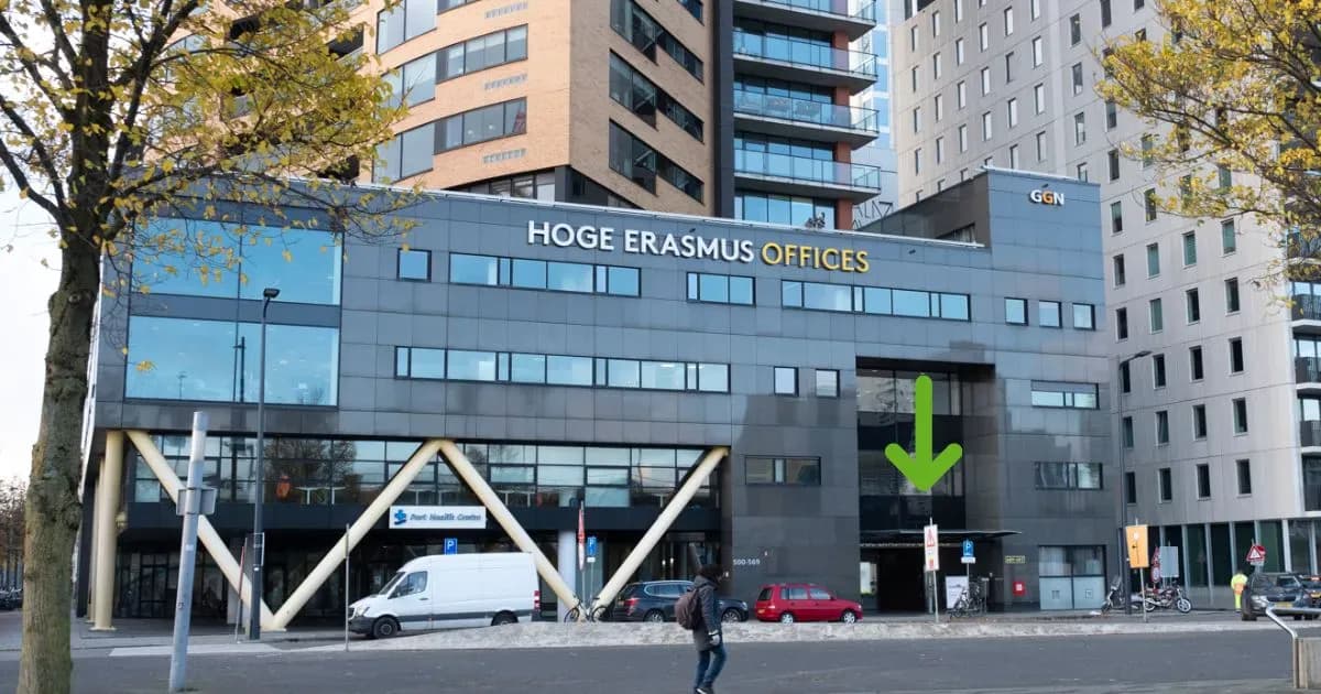 Gebouw Hoge Erasmus Offices aan het Willemsplein; een groene pijl wijst naar de ingang van Franciscus Willemsplein