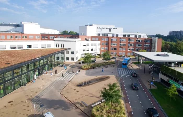 Voorplein en hoofdingang van Ziekenhuis Gelderse Vallei in Ede