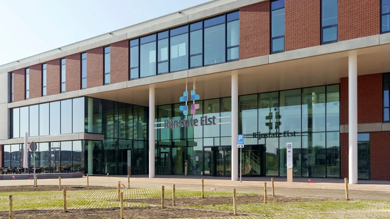 Voorgevel en hoofdingang van Rijnstate Elst met het logo boven de glazen pui