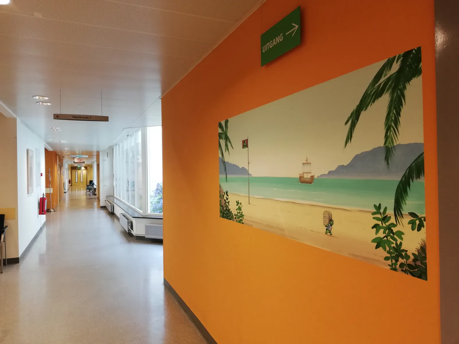Gang in Spreekuurcentrum Veenendaal met oranje wand en strandschildering