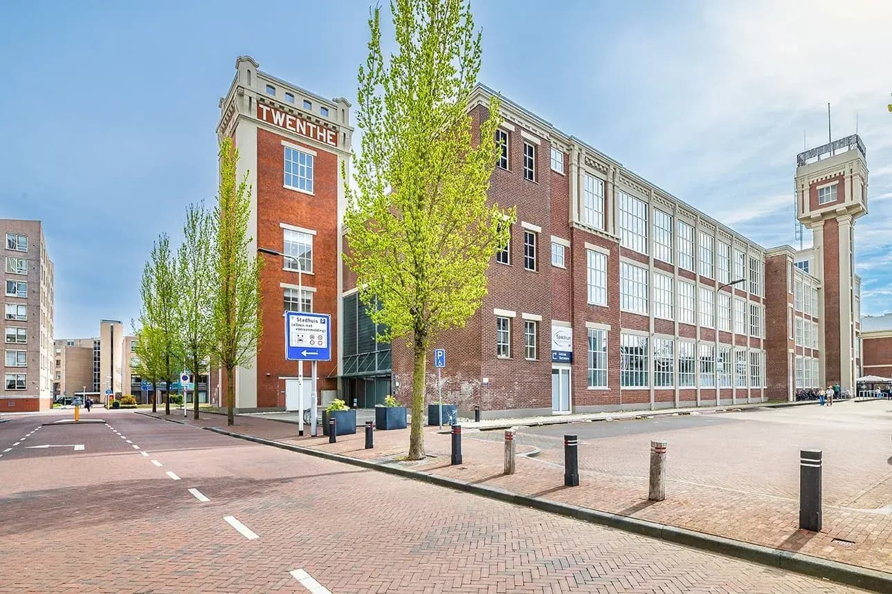 Het Twenthe-gebouw aan het Twentheplein in Almelo, met de toren met de naam Twenthe