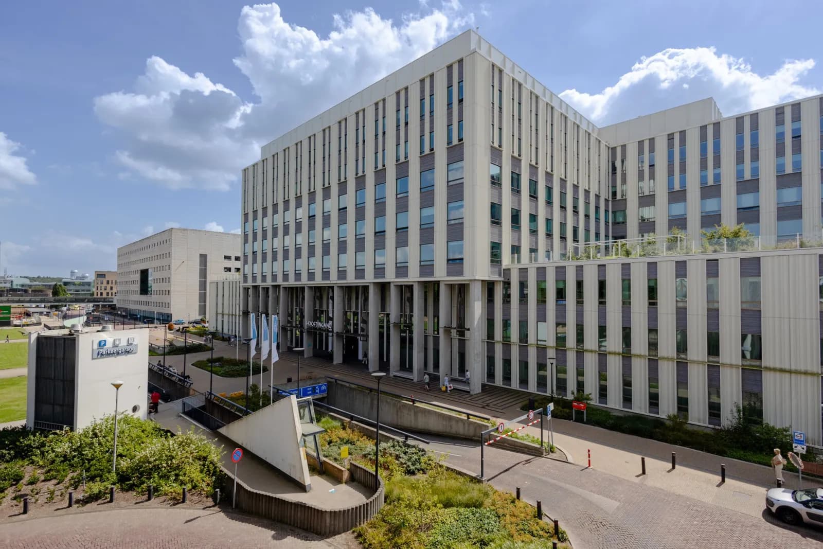 Hoofdgebouw A van het Radboudumc met de hoofdingang aan het Geert Grooteplein Zuid